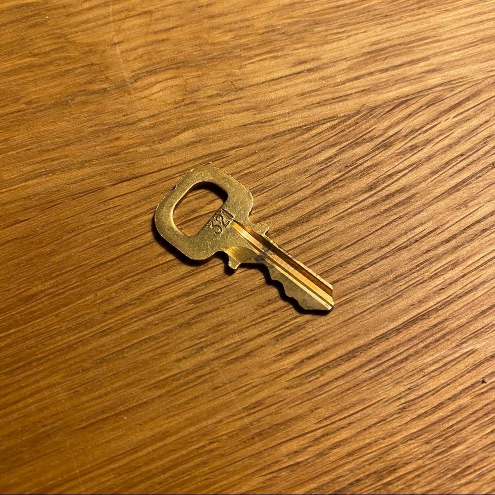 One Louis Vuitton Key #321 (No Lock)